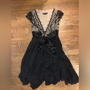 Super adorable, BCBG dress. No size on it but I’d say it runs small and is a 2/4